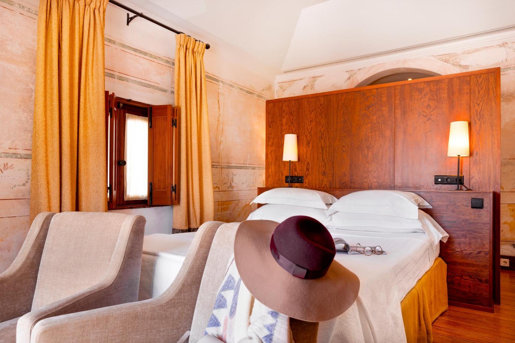 Quarto Clássico com Cama de Casal ou 2 de Solteiro